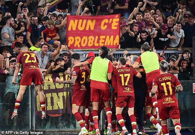 HLV Mourinho chạy như điên để ăn mừng chiến thắng ở trận đấu thứ 1000 - 3