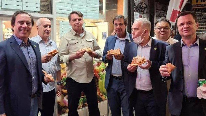 Chưa tiêm vắc xin, Tổng thống Brazil phải ăn tối trên vỉa hè New York - 1