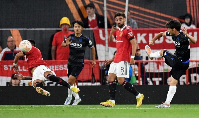 Man Utd thua Real Sociedad bởi quả phạt đền gây tranh cãi - 3