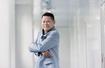 Tỷ phú Hoàng Kiều rơi khỏi top giàu nhất Mỹ