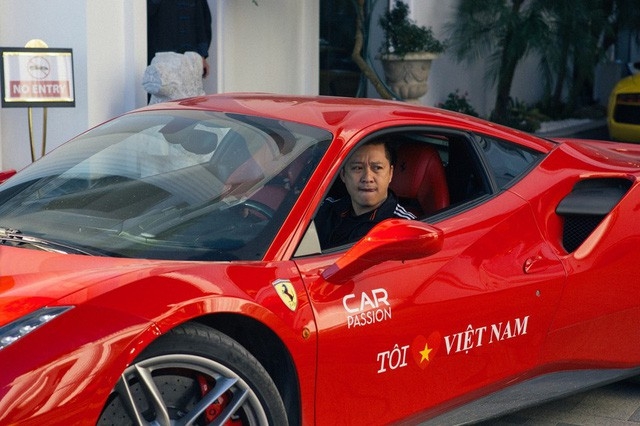 sieu xe ferrari gap nan ca si tuan hung mat bao nhieu tien