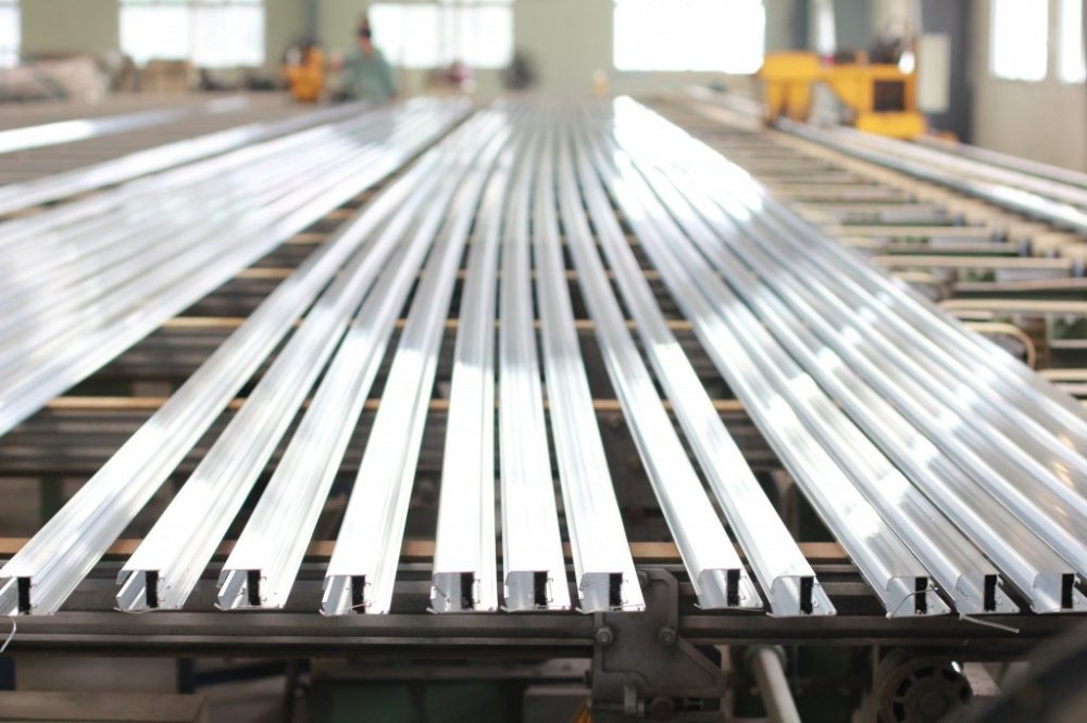 Hàng nhập từ Trung Quốc tăng mạnh, Bộ Công Thương thêm lo ngại chuyện “đội lốt”