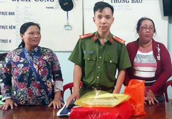 Chị bán vé số trả lại hơn 100 triệu đồng nhặt được