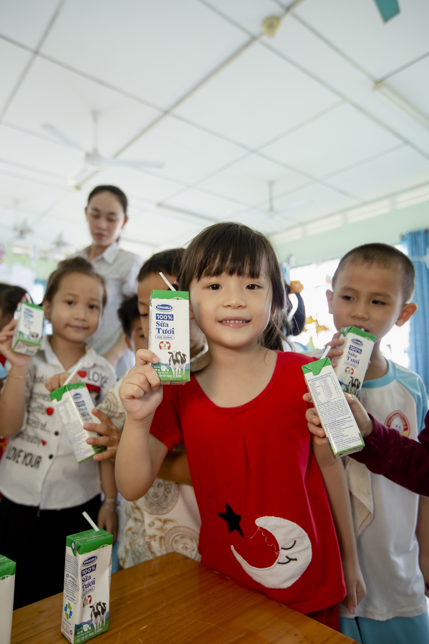 Chương trình Sữa học đường chính thức đến với học sinh tỉnh Vĩnh Long