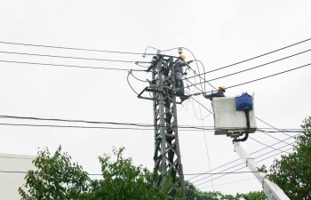 Dầm mưa... cứu điện