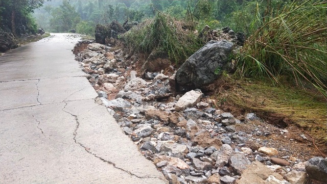 Mưa lớn, nước sông, suối dâng cao khiến nhiều thôn, bản bị cô lập trở lại - 2