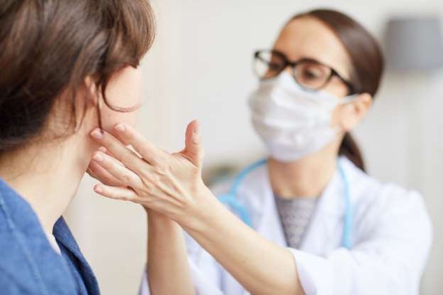 Những dấu hiệu cảnh báo ung thư vòm họng - 1