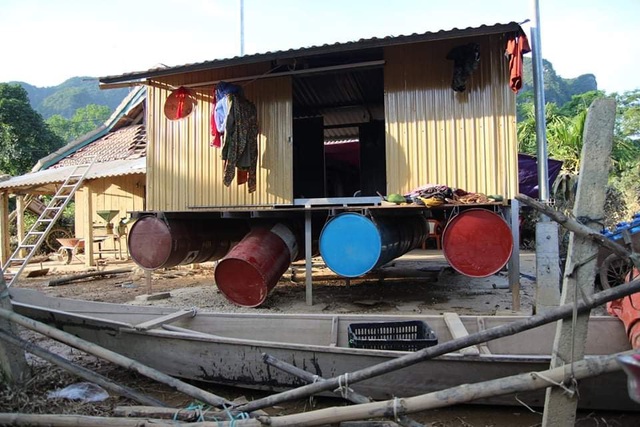 “Phủ kín” nhà phao cho người dân vùng rốn lũ - 5 “Phủ kín” nhà phao cho người dân vùng rốn lũ - 5