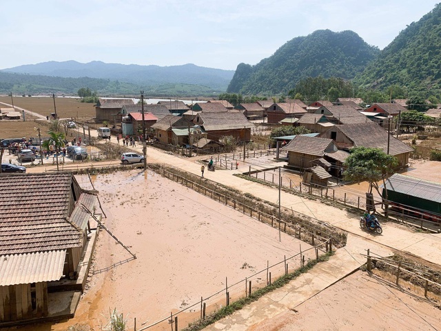 “Phủ kín” nhà phao cho người dân vùng rốn lũ - 6 “Phủ kín” nhà phao cho người dân vùng rốn lũ - 6