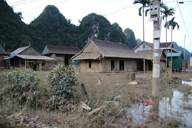 “Phủ kín” nhà phao cho người dân vùng rốn lũ - 7 “Phủ kín” nhà phao cho người dân vùng rốn lũ - 7