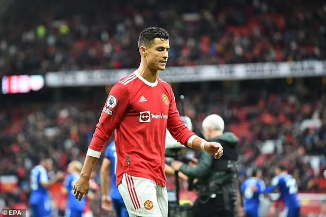 C.Ronaldo nổi cáu, HLV Solskjaer lại cười tươi sau trận hòa của Man Utd - 2