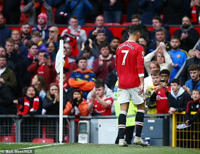 C.Ronaldo nổi cáu, HLV Solskjaer lại cười tươi sau trận hòa của Man Utd - 3