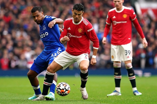 HLV Solskjaer không hối hận việc để Ronaldo ngồi dự bị - 2