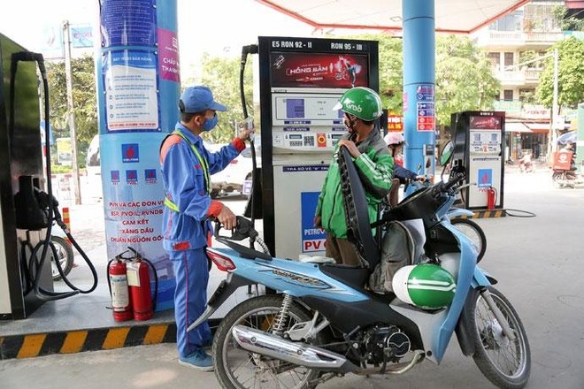 Giá xăng ngày mai (26/10) sẽ tăng mạnh, có thể tới gần 2.000 đồng/lít!
