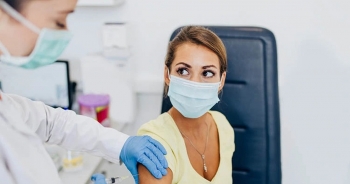 Các nước triển khai tiêm liều thứ 3 vaccine Covid-19 ra sao?