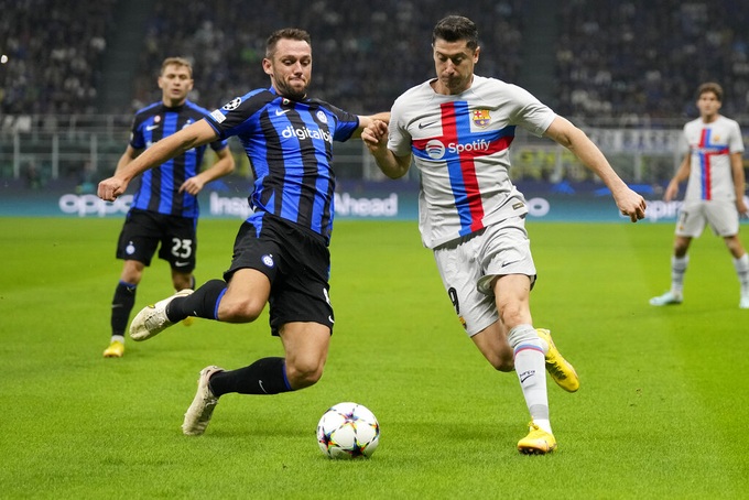 Barcelona thua đau Inter Milan, Bayern Munich giữ mạch toàn thắng - 2