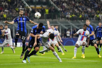Barcelona thua đau Inter Milan, Bayern Munich giữ mạch toàn thắng
