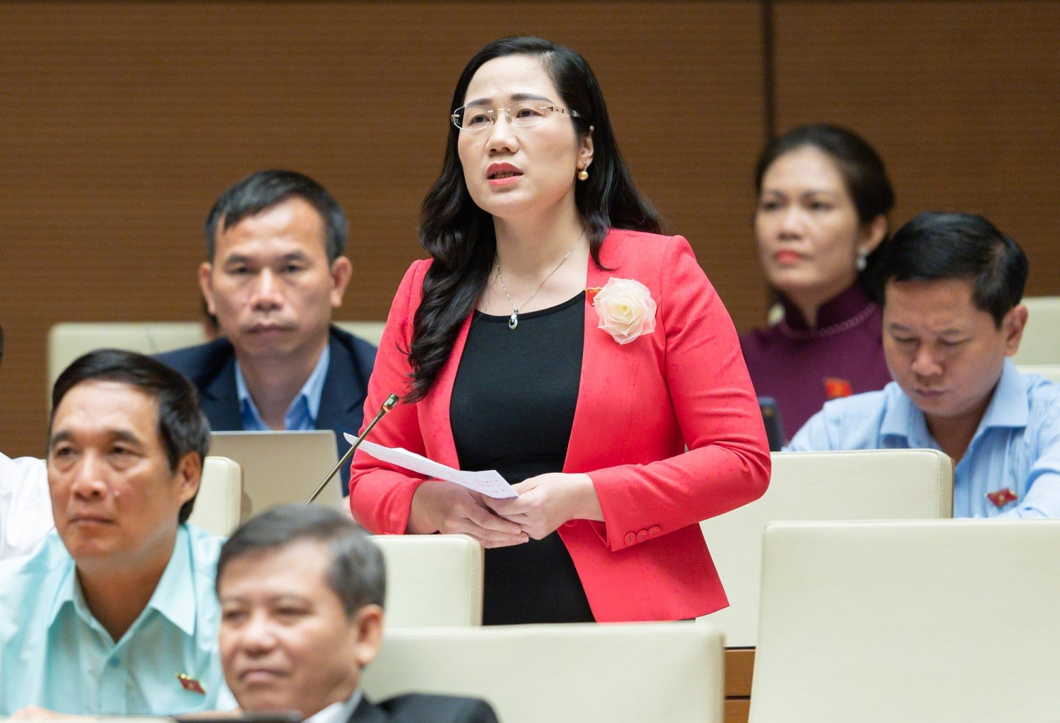 Nhân viên y tế thôi việc: Thật khó gồng gánh, nuôi dưỡng đam mê khi áp lực công việc cao, tiền lương không đủ sống