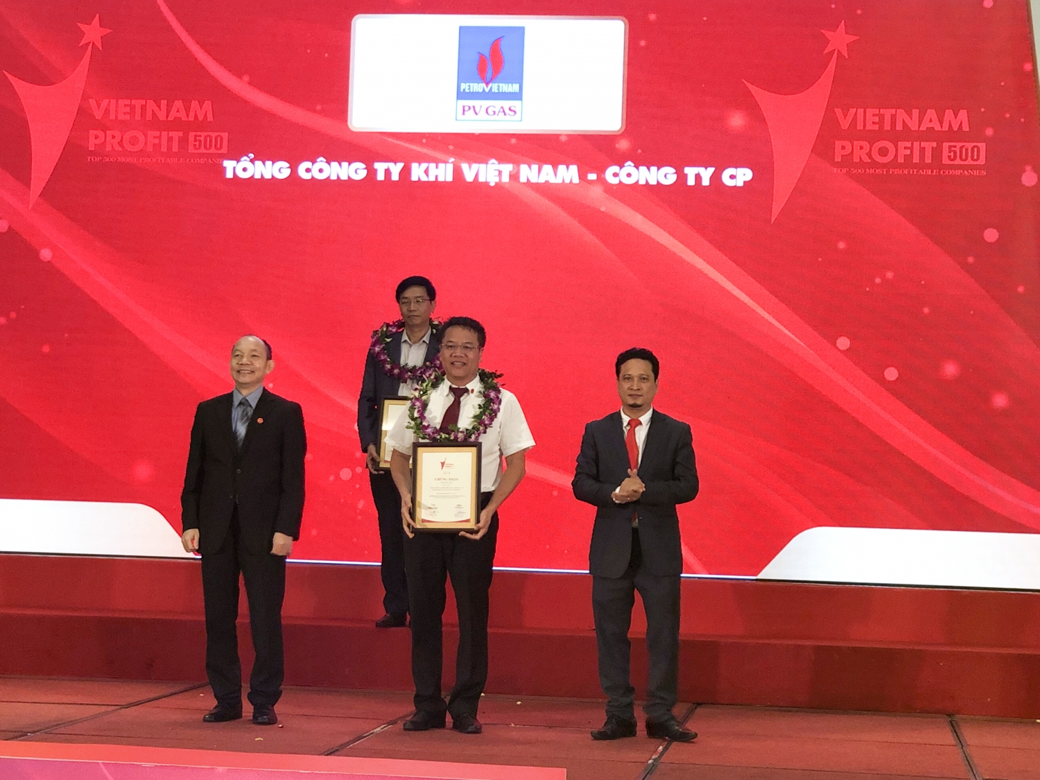 vietnam report vinh danh pvn dung dau top 500 donanh nghiep co loi nhuan tot nhat viet nam nam 2018