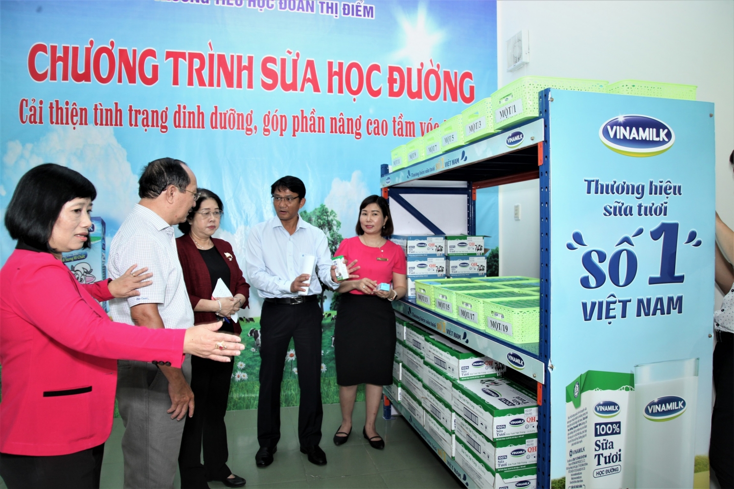 TP Hồ Chí Minh chính thức triển khai chương trình Sữa học đường tại 10 quận, huyện