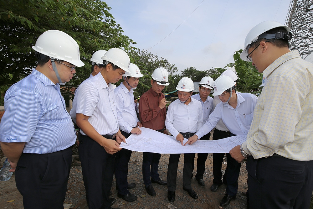 Xây dựng 2 cột điện 500 kV cao nhất Việt Nam