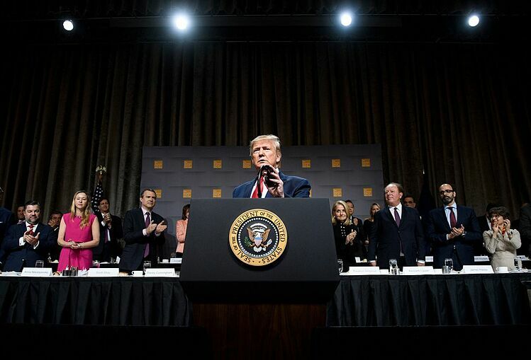 Trump dọa tăng thuế mạnh tay với Trung Quốc