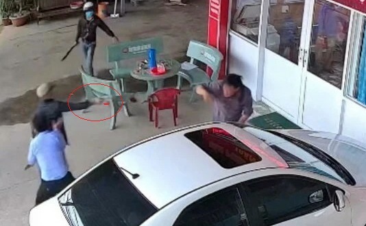 Rút súng bắn chủ nợ ở phòng công chứng
