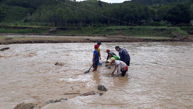 Liều mình lội sông tìm vàng sau bão - 4