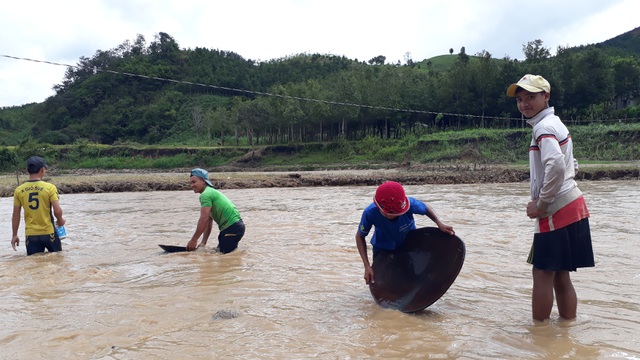 Liều mình lội sông tìm vàng sau bão - 3