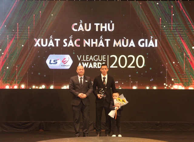 Văn Quyết đoạt giải Cầu thủ xuất sắc nhất V-League 2020 - 1