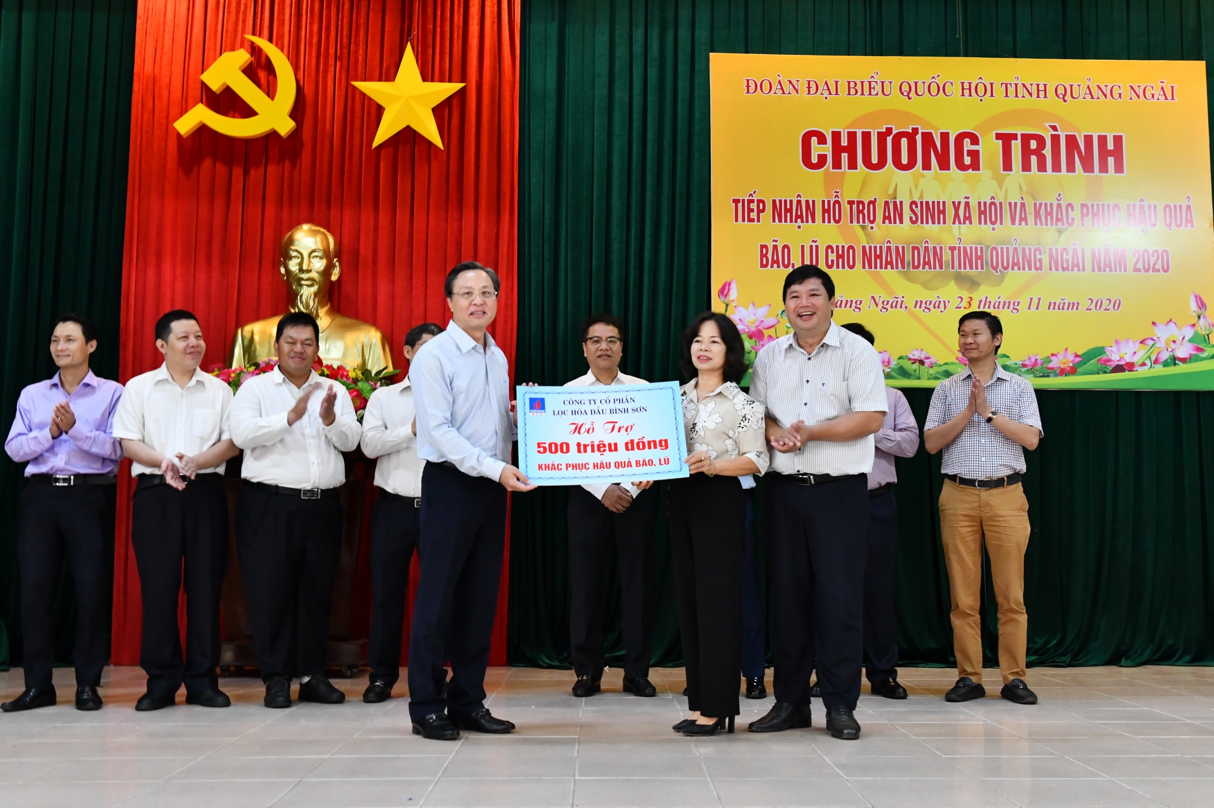 PVN cùng các đơn vị thành viên BSR và PV GAS hỗ trợ tỉnh Quảng Ngãi 2 tỷ đồng khắc phục thiệt hại do bão số 9