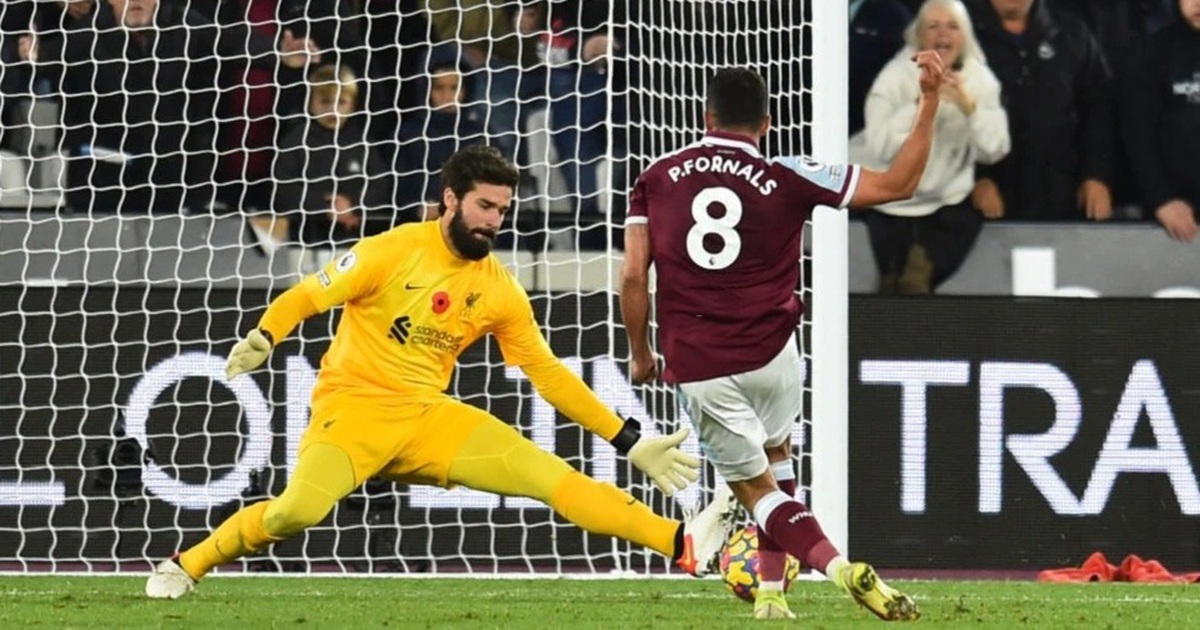 Alisson "đốt đền", Liverpool trắng tay trên sân của West Ham