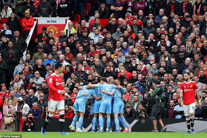 Bất ngờ thông tin C.Ronaldo dẫn đầu nhóm nổi loạn đòi sa thải Solskjaer - 1