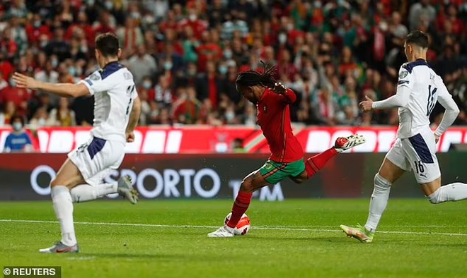 C.Ronaldo quát mắng đồng đội, khóc lặng sau trận thua Serbia - 1