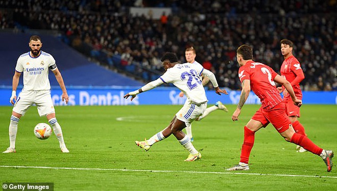 Đánh bại Sevilla, Real Madrid giữ vững ngôi đầu bảng La Liga - 5