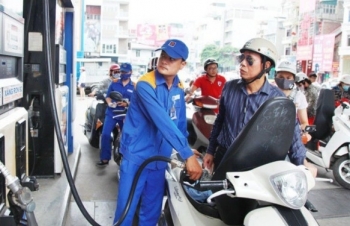 Giá xăng giảm sốc liên tiếp, vì sao giá cước taxi vẫn lặng thinh?