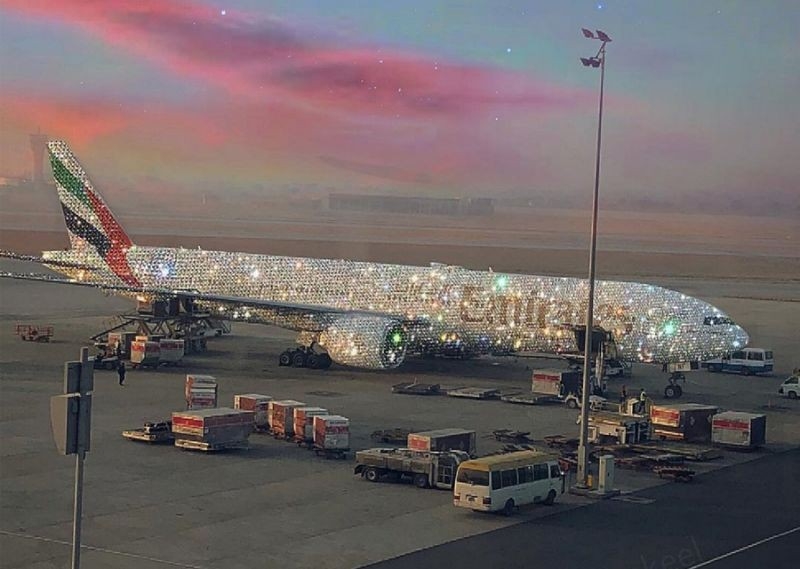 Dân tình xôn xao vì chiếc máy bay dát kín kim cương ở Dubai