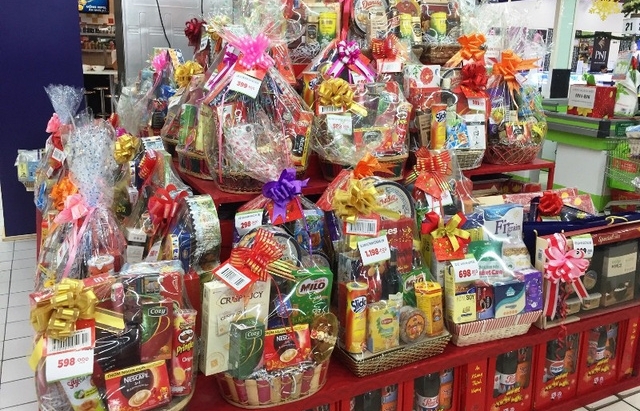 Thị trường giỏ quà Tết: “Thượng vàng hạ cám”, giá nào cũng có