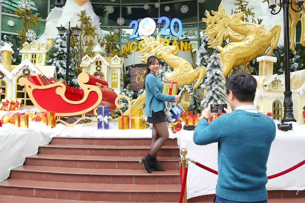 Rộn ràng đón Giáng sinh châu Âu giữa trung tâm Hà Nội