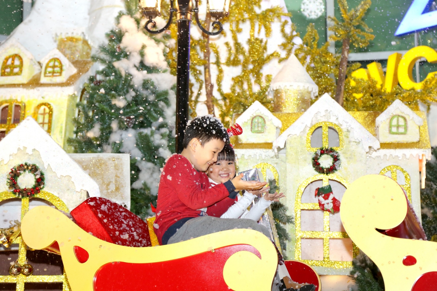 Rộn ràng đón Giáng sinh châu Âu giữa trung tâm Hà Nội