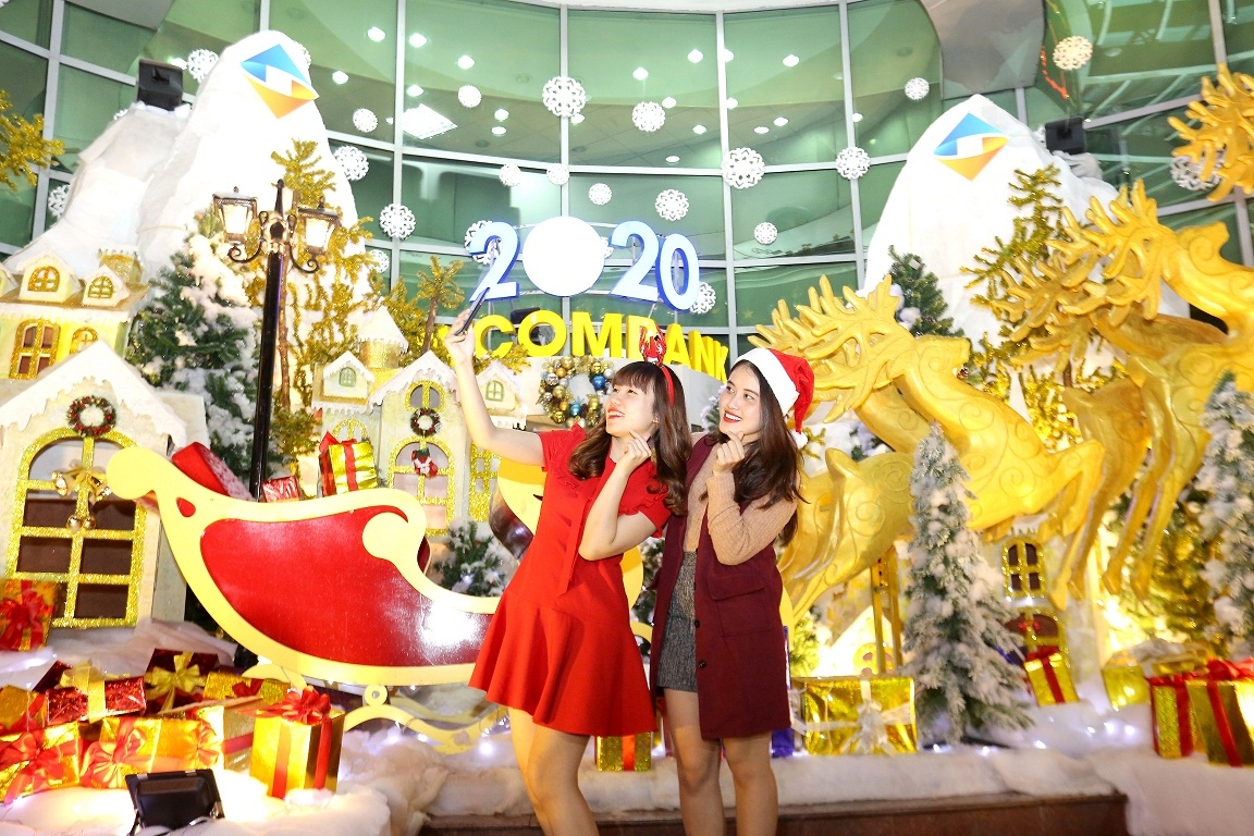 Rộn ràng đón Giáng sinh châu Âu giữa trung tâm Hà Nội