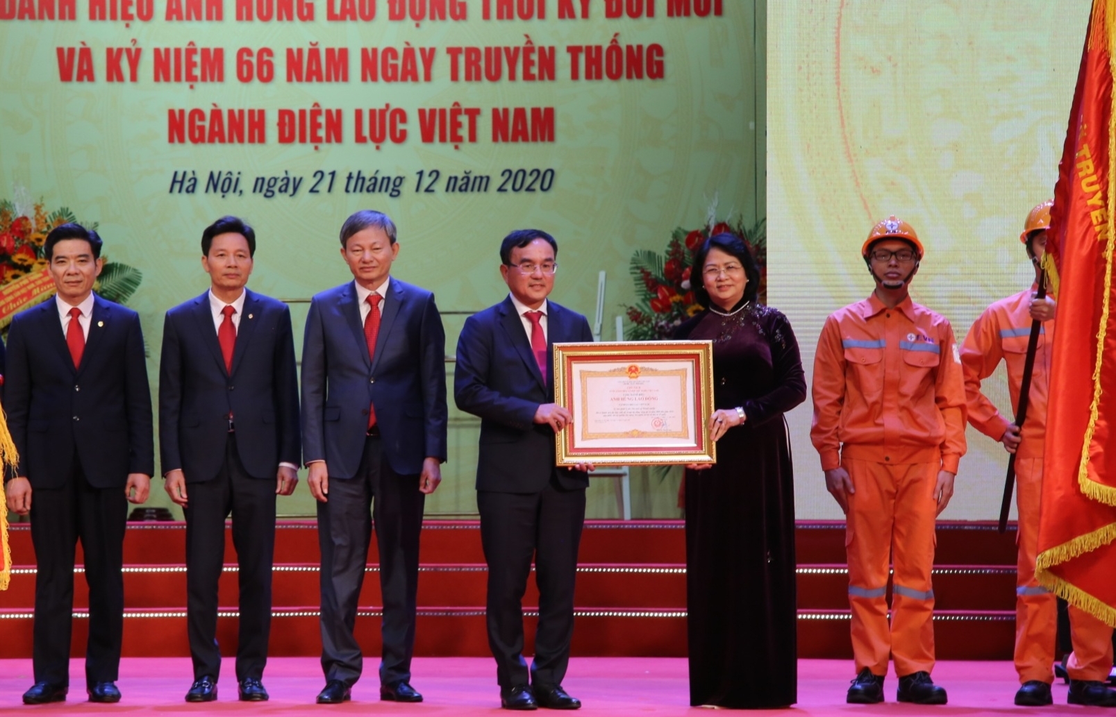 Tập đoàn Điện lực Việt Nam nhận danh hiệu Anh hùng Lao động thời kỳ đổi mới