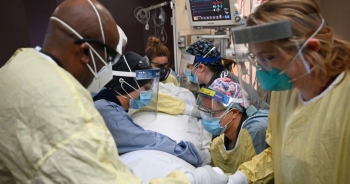 Omicron thành chủng thống trị ở Mỹ, Washington tuyên bố tình trạng khẩn cấp