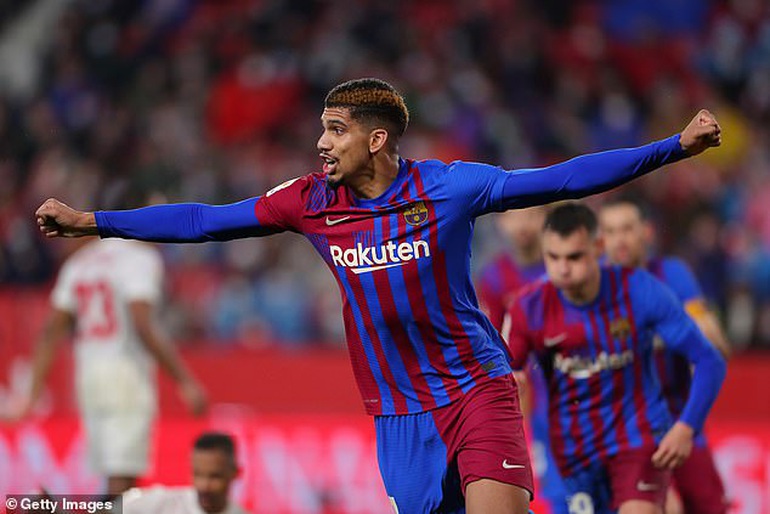 Thi đấu hơn người, Barcelona vẫn chia điểm đầy tiếc nuối trước Sevilla - 3