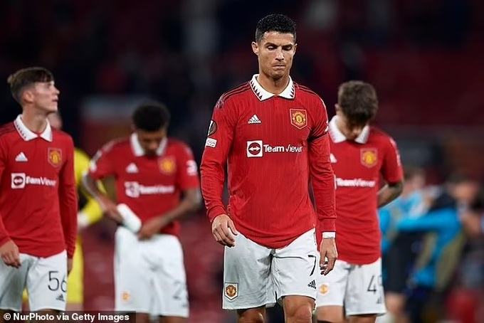 HLV Ten Hag tố Ronaldo đâm dao sau lưng mình để rời Man Utd - 2
