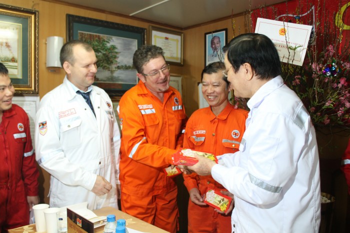chum anh chu tich nuoc tham va chuc tet nguoi lao dong tren cac cong trinh bien cua vietsovpetro