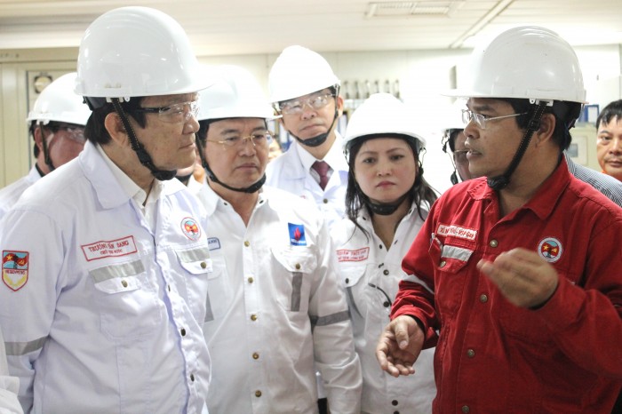 chum anh chu tich nuoc tham va chuc tet nguoi lao dong tren cac cong trinh bien cua vietsovpetro