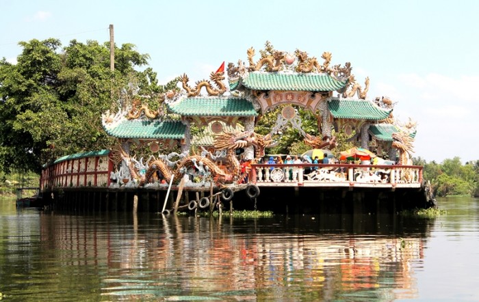 Cận cảnh ngôi miếu nổi độc đáo ở Sài Gòn