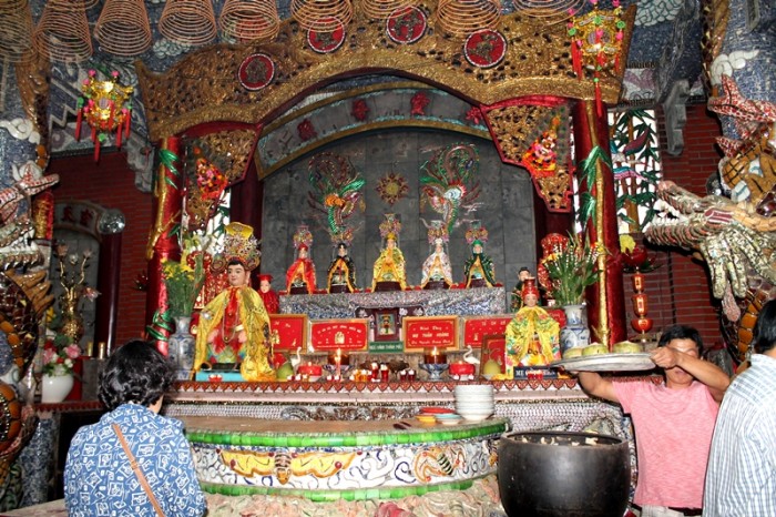 can canh ngoi mieu noi doc dao o sai gon