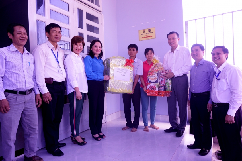 them mai am cong doan dau khi trao cho nguoi lao dong co hoan canh kho khan